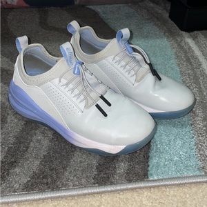 Women clove nursing tennis shoes